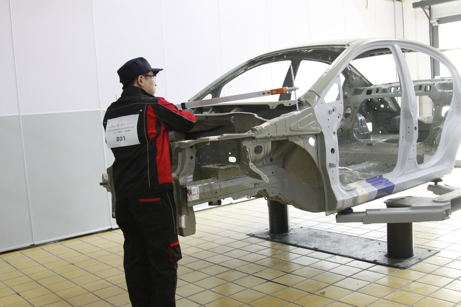 1482123952146824.jpg 參加決賽的選手在進行發動機艙結構測量.JPG