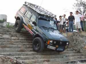 越野車上下臺階考驗